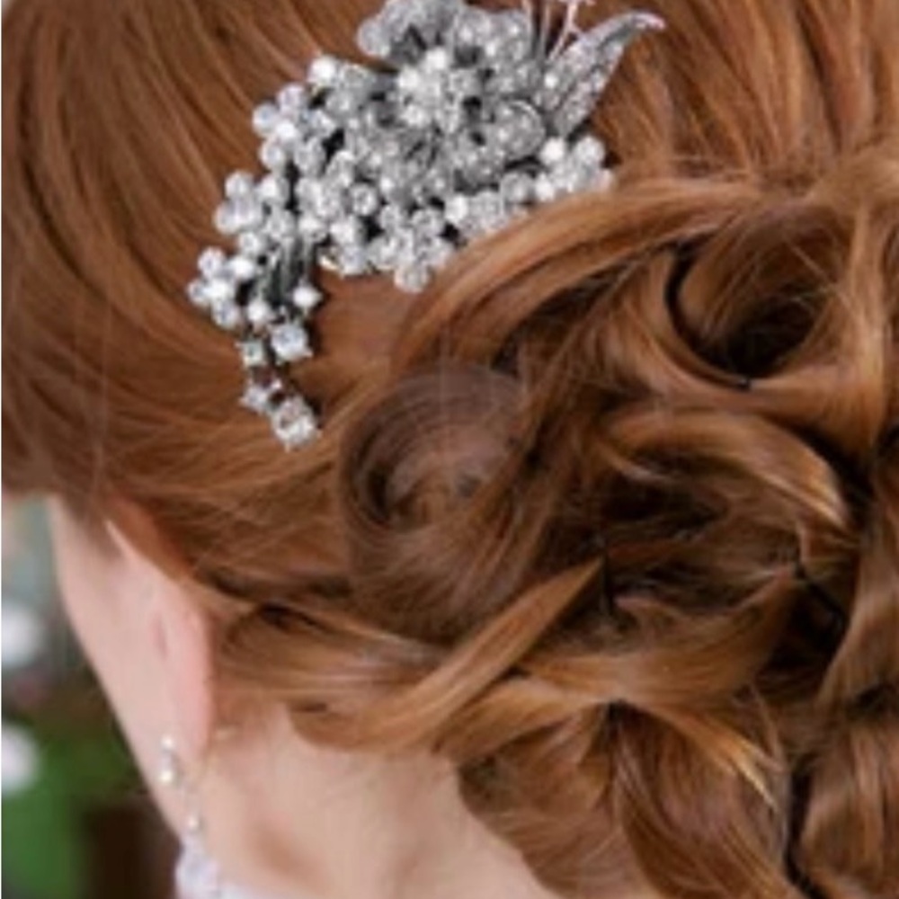 Sparkling Silver Floral Hair Clip